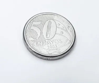 Moeda de 50 centavos esquecida na carteira pode valer até R$ 200 - Imagem