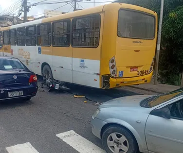 Moto vai parar embaixo de ônibus após acidente em Salvador - Imagem