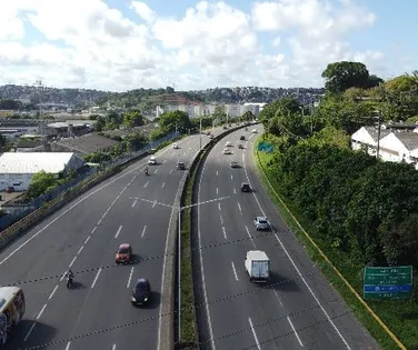 Motociclista morre após colisão com caminhão na BR-324 - Imagem