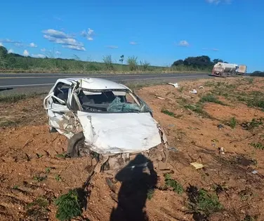 Mulher morre em acidente envolvendo carro e caminhão na Bahia - Imagem