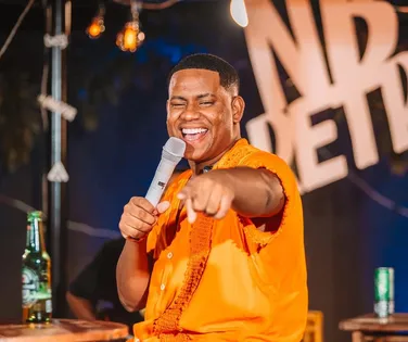 Músico de banda de arrocha recebe descarga elétrica durante show - Imagem