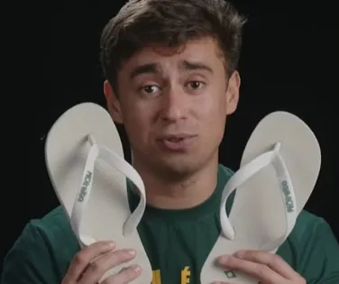 Nikolas Ferreira divulga marca de chinelo 'Pé Direito' após polêmica com Havaianas - Imagem