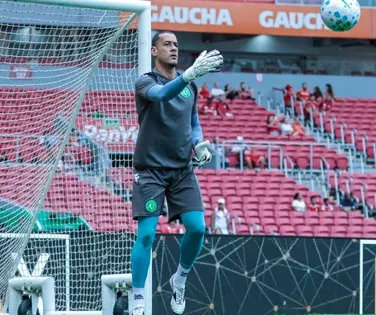 Novo goleiro do Bahia desembarca em Salvador e manda recado à torcida - Imagem