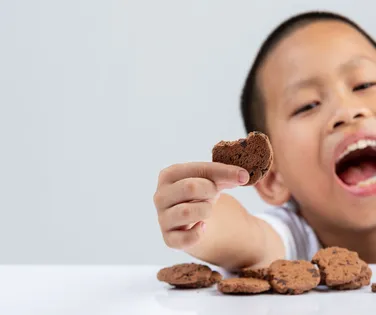 Nuggets e bolachas podem deixar seu filho mais agressivo; entenda - Imagem
