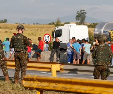 O Brasil vai parar de novo? Caminhoneiros articulam greve similar a 2018 - Imagem