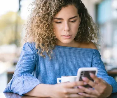 O que a psicologia diz sobre evitar responder mensagens imediatamente - Imagem