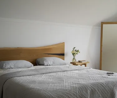 Onde não colocar a cama no quarto: erros que prejudicam o sono - Imagem