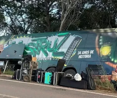 Ônibus da Mastruz com Leite bate após desviar de buraco na BR-226 - Imagem