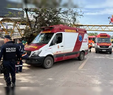 Ônibus escolar bate em árvore e passarela e deixa múltiplas vítimas - Imagem