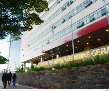 Operadora é condenada por usar nome antigo de cliente trans - Imagem