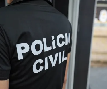 Pai é preso por tentar matar filho de 11 meses com capacete na Bahia - Imagem