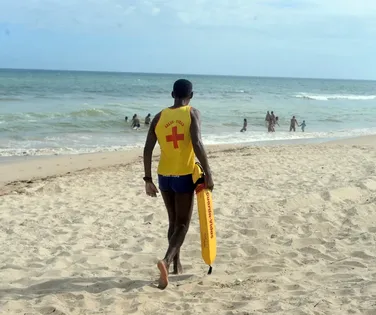 Pai morre afogado ao salvar filho na Praia do Flamengo em Salvador - Imagem