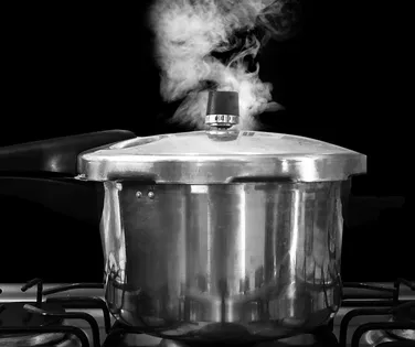 Panela de pressão explode e deixa mulher com queimaduras de 1º grau - Imagem