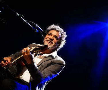 Paulinho Moska toca instrumentos recuperados de incêndio em Salvador - Imagem