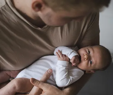 PL que amplia licença-paternidade para 20 dias é aprovado no Senado - Imagem