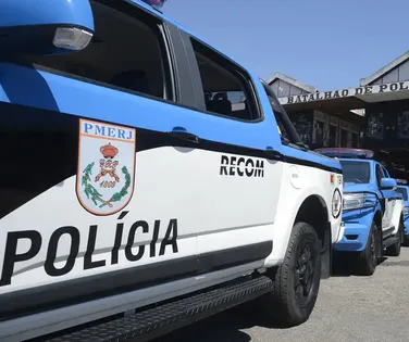 PMs são presos após assaltarem ônibus fardados e roubarem 11 celulares - Imagem