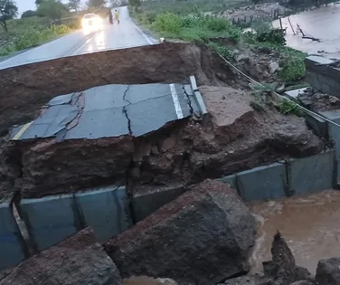 Ponte cede após forte chuva e interdita trecho da BA-046 no interior da Bahia - Imagem