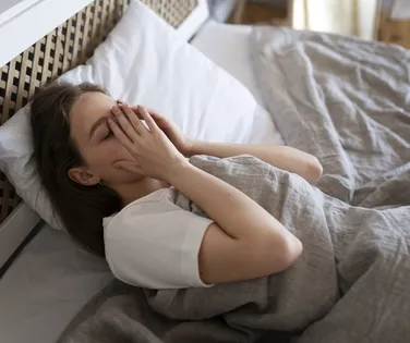 Por que você leva um susto ao dormir? Ciência explica - Imagem