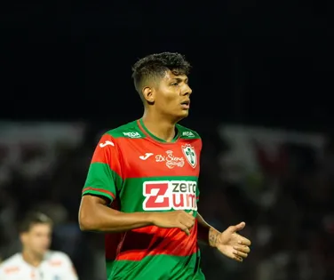 Portuguesa anuncia saída de volante que está a caminho do Vitória - Imagem