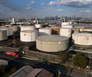 Preço do petróleo cai mais de 10% com sinal de trégua entre EUA e Irã - Imagem