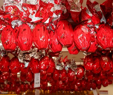 "Preços estão caríssimos!": busca por ovos de Páscoa chama atenção em Salvador - Imagem