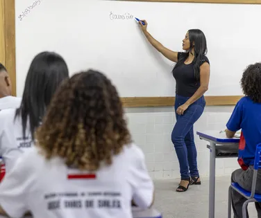 Projeto do novo salário dos professores chega à Alba com reajuste em 2026 - Imagem