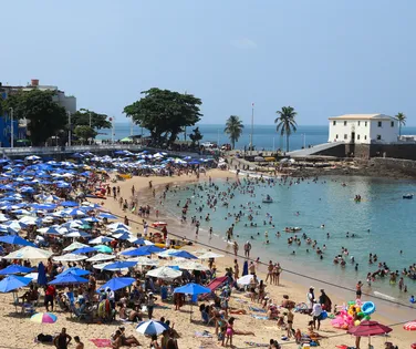 Projeto propõe banheiros e chuveiros gratuitos no Porto da Barra - Imagem