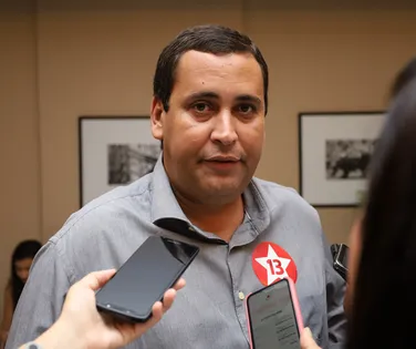 PT diz que veto a supersalários expõe diferença entre Lula e Bolsonaro - Imagem