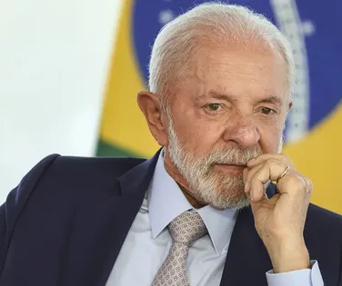 PT faz autocrítica e muda estratégia contra Flávio Bolsonaro para 2026 - Imagem