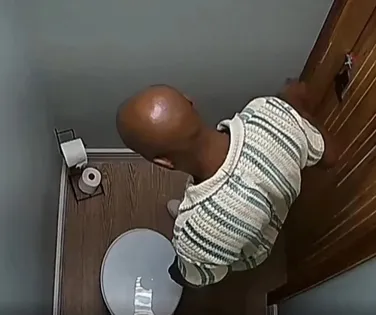 Reality da Record expõe participante urinando e gera polêmica na web - Imagem