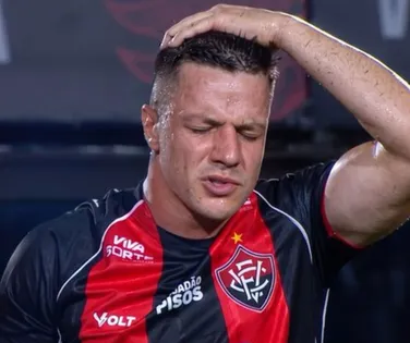 Renato Kayzer sai de campo chorando aos 10 minutos e preocupa Vitória - Imagem