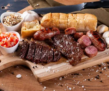 Saiba quais são as seis carnes que você precisa evitar no churrasco - Imagem