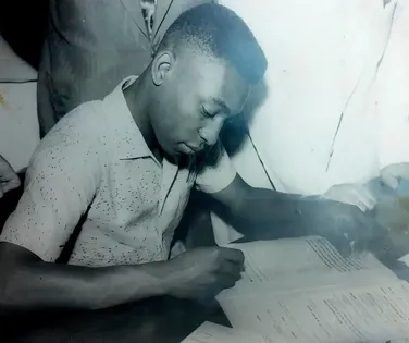 Santos celebra 69 anos do primeiro contrato de Pelé; confira o salário - Imagem