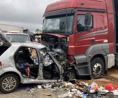 Seis pessoas da mesma família morrem em batida entre carro e carreta - Imagem