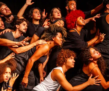 Sem uma única fala, espetáculo baiano desafia o teatro tradicional em Salvador - Imagem