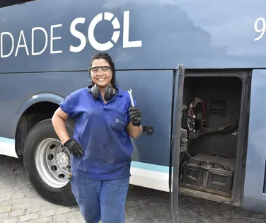 Talento que ilumina: conheça a jovem que aposta na elétrica automotiva - Imagem