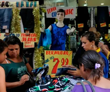 Trabalhar no feriado? Governo toma decisão que impacta o comércio - Imagem