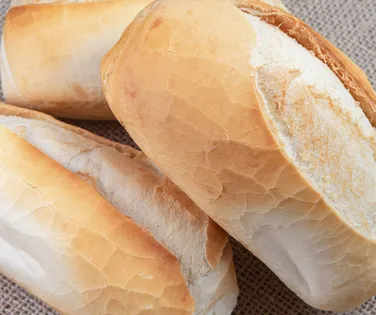 Truque com pão francês promete deixar grelhas e fogões brilhando - Imagem