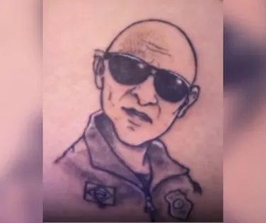 Turista suíço tatua rosto de agente da PRF no bumbum após abordagem - Imagem