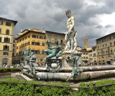 Turista tenta tocar pênis de estátua e é multada em R$ 29 mil - Imagem