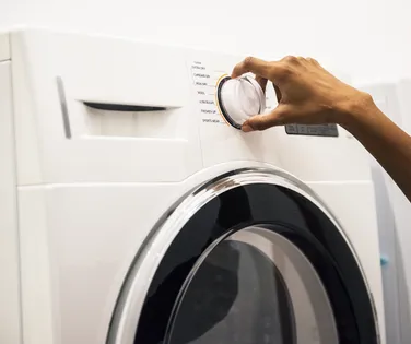 Usar máquina de lavar em horário inadequado pode gerar multa de até R$ 10 mil - Imagem
