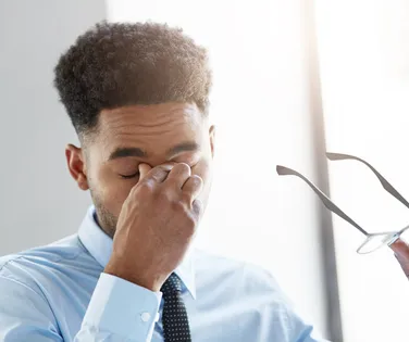 Usar óculos do camelô é "abrir a porta para o inimigo entrar", diz médico - Imagem