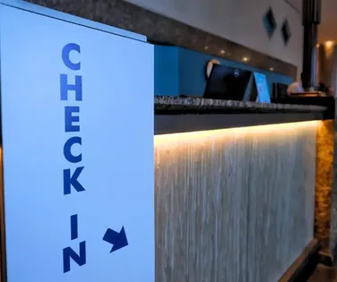 Vai se hospedar? Nova regra muda entrada em hotéis no país - Imagem