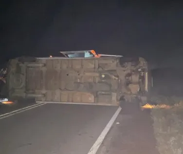Van que levava banda de cantor capota em rodovia na Bahia - Imagem
