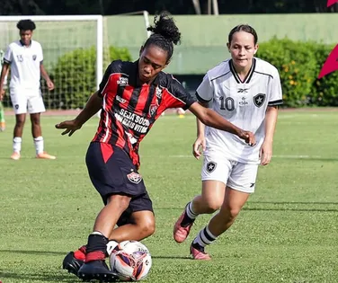 VÍDEO: Vitória faz gol contra em lance bizarro no Estádio Pituaçu - Imagem