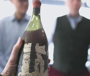 Vinho de 127 anos avaliado em R$ 600 mil é aberto e resultado surpreende - Imagem