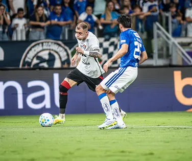 Vitória sofre três gols no primeiro tempo e perde para o Cruzeiro - Imagem