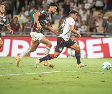 Volante do Vitória viraliza com chance inacreditável perdida; assista - Imagem
