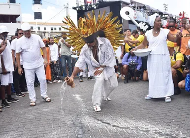 Carlinhos Brown abre Arrastão da Quarta de Cinzas com entrega de padê - Imagem