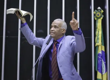 “Esse furico agora é de Deus”, diz Pastor Isidório a homem no Carnaval - Imagem